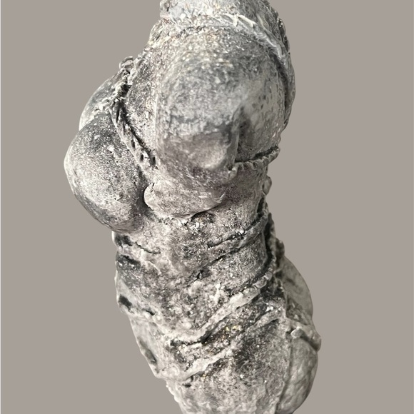 Gray “woman” candle 🕯️ FIRM PRICE, FIRST COME FIRST SERVE NO OFFERS🗣️ - Picture 5 of 8